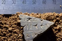 Hang động Moravia hé lộ bí mật cổ đại với vật thể khắc và chữ viết cổ