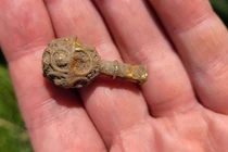 Phát hiện vật thể vàng cổ trong pháo đài La Mã, chuyên gia háo hức