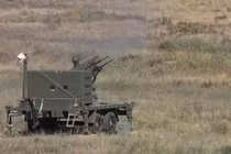 Một hệ thống phòng không tầm gần lắp trên rơ-moóc, trang bị pháo tự động đa nòng, đang triển khai trên thao trường trong một hoạt động huấn luyện/bắn thử nghiệm, thể hiện năng lực đối phó các mối đe dọa đường không tầm thấp như UAV.