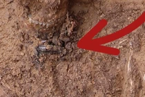 Phát hiện ngôi mộ cổ kỳ lạ tại Frankfurt với bùa hộ mệnh bí ẩn