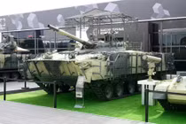 Hỏa lực của BMP-3 kết hợp một pháo–bệ phóng 100 mm có khả năng bắn đạn nổ mạnh (HE) và tên lửa dẫn đường, cùng với pháo tự động 30 mm và súng máy 7,62 mm, qua đó mang lại cho kíp chiến đấu Nga một nền tảng tác chiến thống nhất để yểm trợ bộ binh tầm gần, chế áp chiến hào và cứ điểm, cũng như tác chiến nhanh với xe bọc nhẹ và các mục tiêu bay thấp. (Nguồn ảnh: Rostec)