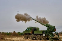 Phiên bản mới nhất của pháo tự hành 155 mm 2S22 Bohdana do Ukraine sản xuất, được trưng bày tại Triển lãm Quốc phòng Thế giới 2026 ở Ả Rập Xê Út. Hệ thống này sử dụng khung gầm Tatra 8x8 và cabin kíp chiến đấu bọc giáp do Ukraine tự sản xuất, thể hiện cấu hình tiên tiến nhất đã được tôi luyện qua thực chiến của hệ thống pháo chủ lực hàng đầu của Ukraine. (Nguồn ảnh: Army Recognition Group)