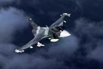 Tiêm kích Gripen E được thiết kế để có thể hoạt động từ các căn cứ phân tán và chưa được chuẩn bị hoàn chỉnh, bao gồm đường bộ hoặc đường băng ngắn. Lựa chọn thiết kế này bắt nguồn từ mô hình bảo đảm kỹ thuật và thời gian quay vòng khai thác, cho phép máy bay tiếp nhiên liệu và tái vũ trang trong chưa đầy 15 phút đối với các nhiệm vụ không chiến. (Nguồn ảnh: Saab)