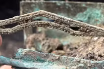 Phát hiện hộp đồng bí ẩn chứa mô hình đền La Mã cổ đại kỳ lạ