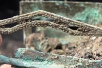 Phát hiện hộp đồng bí ẩn chứa mô hình đền La Mã cổ đại kỳ lạ