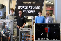 4 sinh viên "hô biến" robot giải rubik nhanh hơn nháy mắt 