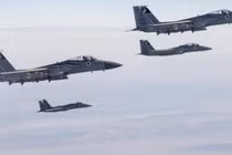 Tiêm kích F-16E của Không quân UAE và vụ phóng tên lửa Fateh-110 của Iran.