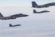 Tiêm kích F-16E của Không quân UAE và vụ phóng tên lửa Fateh-110 của Iran.