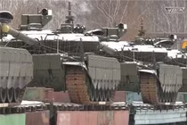 Các xe tăng chiến đấu chủ lực T-90M Proryv mới sản xuất được xếp lên các toa tàu phẳng tại cơ sở Nizhny Tagil của Uralvagonzavod, trên đường bàn giao cho các đơn vị Lục quân Nga, tháng 12/2025. Lô bàn giao này nhấn mạnh việc Nga vẫn duy trì sản xuất xe bọc thép bất chấp các lệnh trừng phạt quốc tế. (Nguồn ảnh: Uralvagonzavod)