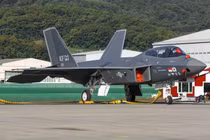 Tiêm kích KF-21 Boramae của Hàn Quốc được trưng bày tĩnh tại triển lãm DX Korea 2023 ở Seoul, qua đó giới thiệu chương trình tiêm kích nội địa mới nhất của quốc gia này tới cộng đồng quốc tế. Việc xuất hiện công khai của máy bay nhấn mạnh mức độ sẵn sàng cho sản xuất hàng loạt và xuất khẩu. (Nguồn ảnh: Wikimedia)