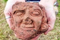 Phát hiện đầu tượng Viking cổ đại độc nhất khiến giới khảo cổ sửng sốt