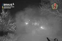 Ukraine lần đầu tiên hạ được xe bọc thép Nga bằng xe robot mặt đất