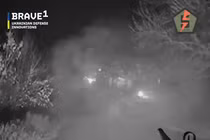 Ukraine lần đầu tiên hạ được xe bọc thép Nga bằng xe robot mặt đất