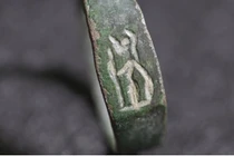 Bí ẩn chiếc nhẫn 1.800 năm tuổi do cậu bé 13 tuổi tìm thấy