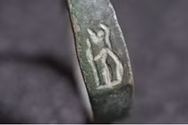 Bí ẩn chiếc nhẫn 1.800 năm tuổi do cậu bé 13 tuổi tìm thấy