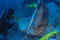 Đầu đá cẩm thạch khổng lồ trong xác tàu đắm Hy Lạp
