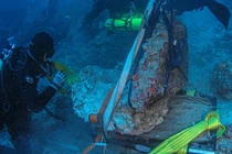 Đầu đá cẩm thạch khổng lồ trong xác tàu đắm Hy Lạp
