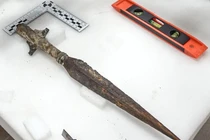 Ngọn giáo bí ẩn thời Trung Cổ được khai quật tại hồ Lednica