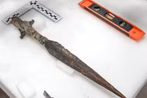 Ngọn giáo bí ẩn thời Trung Cổ được khai quật tại hồ Lednica