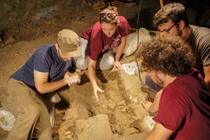 Ngôi mộ trẻ em 8.000 năm tuổi hé lộ nghi thức lạ