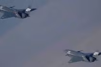 Hai máy bay chiến đấu không người lái Kizilelma của Baykar được chụp lại giữa lúc bay đội hình gần hoàn toàn tự động lần đầu tiên trên thế giới, đánh dấu một cột mốc lịch sử trong hàng không toàn cầu vào ngày 28/12/2025. (Nguồn ảnh: Baykar)