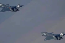 Hai máy bay chiến đấu không người lái Kizilelma của Baykar được chụp lại giữa lúc bay đội hình gần hoàn toàn tự động lần đầu tiên trên thế giới, đánh dấu một cột mốc lịch sử trong hàng không toàn cầu vào ngày 28/12/2025. (Nguồn ảnh: Baykar)