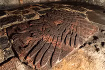 Đại bàng vàng trên phù điêu cổ tiết lộ nghi thức chấn động