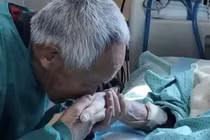 Người đàn ông 82 tuổi đi lại 12 tiếng mỗi ngày để thăm vợ bệnh nặng