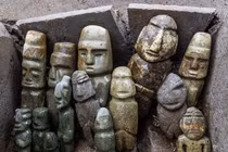 Bí ẩn rương đá Aztec giấu 15 tượng người kỳ dị và vật hiến tế