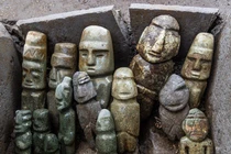 Bí ẩn rương đá Aztec giấu 15 tượng người kỳ dị và vật hiến tế