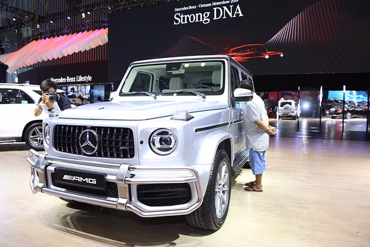 Đến gian hàng của Mercedes-Benz, nhiều khách hàng cũng mẩn mê với “siêu phẩm” AMG G-63.