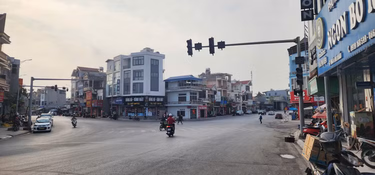 Quang Ninh: Loat den giao thong “chet” gay nguy co TNGT, loi vi pham-Hinh-2