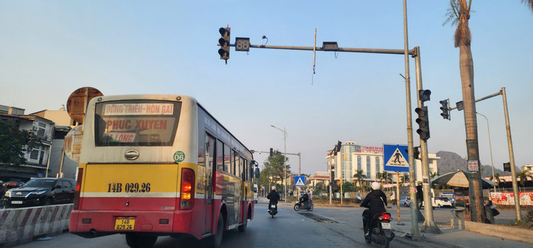 Quang Ninh: Loat den giao thong “chet” gay nguy co TNGT, loi vi pham-Hinh-6