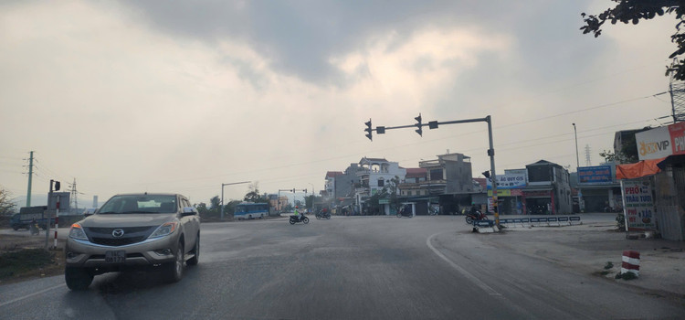 Quang Ninh: Loat den giao thong “chet” gay nguy co TNGT, loi vi pham-Hinh-5