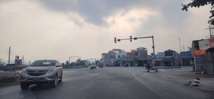 Quang Ninh: Loat den giao thong “chet” gay nguy co TNGT, loi vi pham-Hinh-5