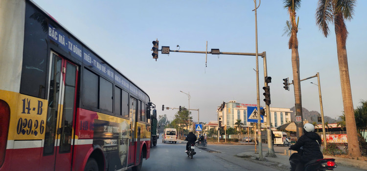 Quang Ninh: Loat den giao thong “chet” gay nguy co TNGT, loi vi pham-Hinh-8