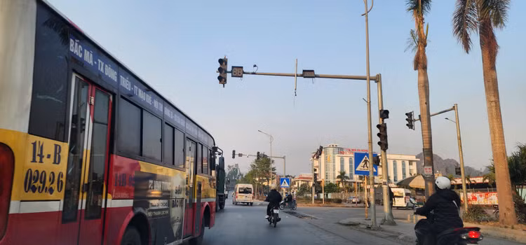 Quang Ninh: Loat den giao thong “chet” gay nguy co TNGT, loi vi pham-Hinh-8