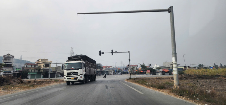 Quang Ninh: Loat den giao thong “chet” gay nguy co TNGT, loi vi pham-Hinh-4