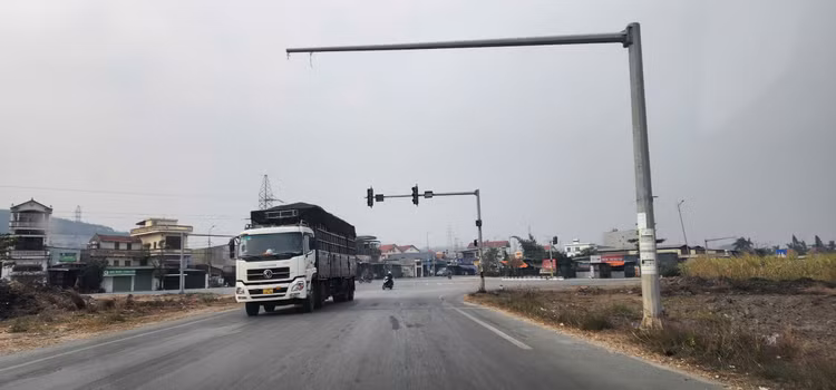 Quang Ninh: Loat den giao thong “chet” gay nguy co TNGT, loi vi pham-Hinh-4