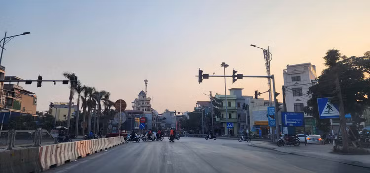 Quang Ninh: Loat den giao thong “chet” gay nguy co TNGT, loi vi pham-Hinh-7