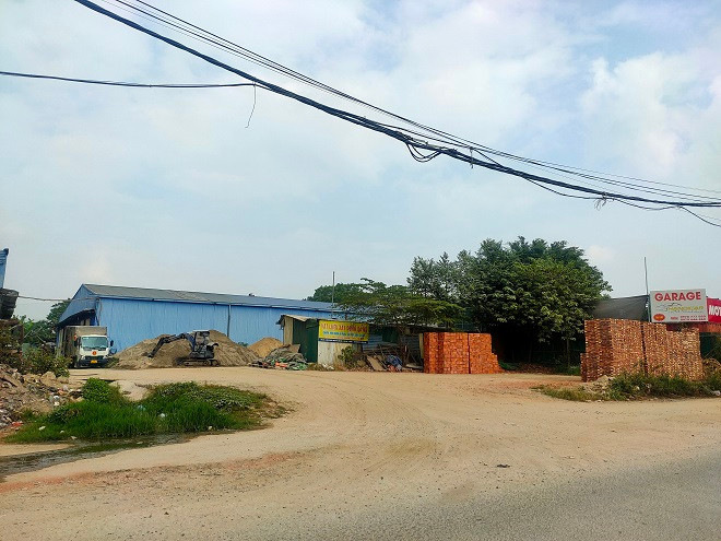 Những bãi tập kết ngổn ngang, xây dựng bừa phứa trên khu đất dự án