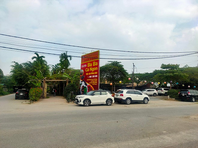 Các nhà hàng ăn uống hoành tráng mọc lên như nấm, được xây dựng trên khu đất rộng bạt ngàn.