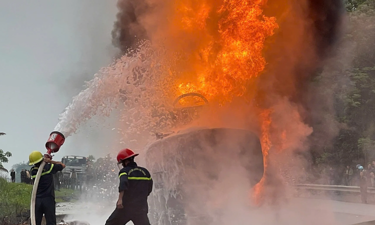 Xe bon cho xang chay du doi tren cao toc Noi Bai - Lao Cai