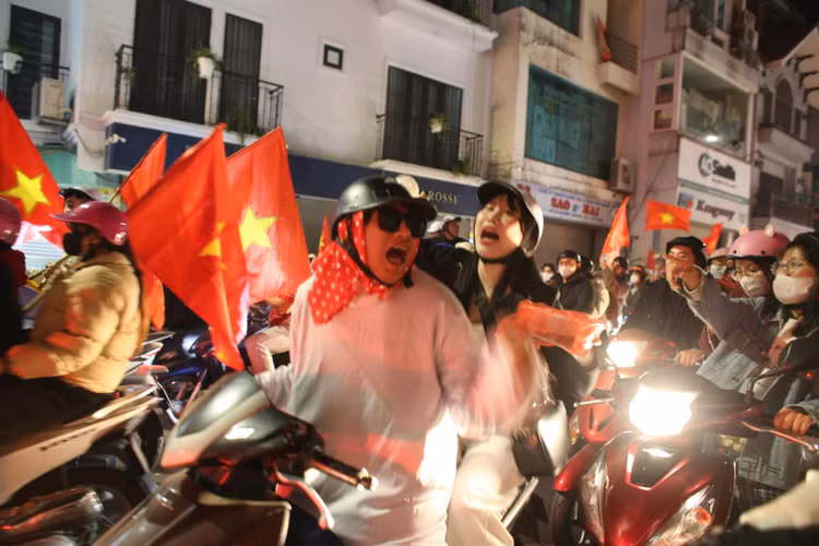 Nguoi dan do bo xuong duong “di bao” nhung khong quen den do