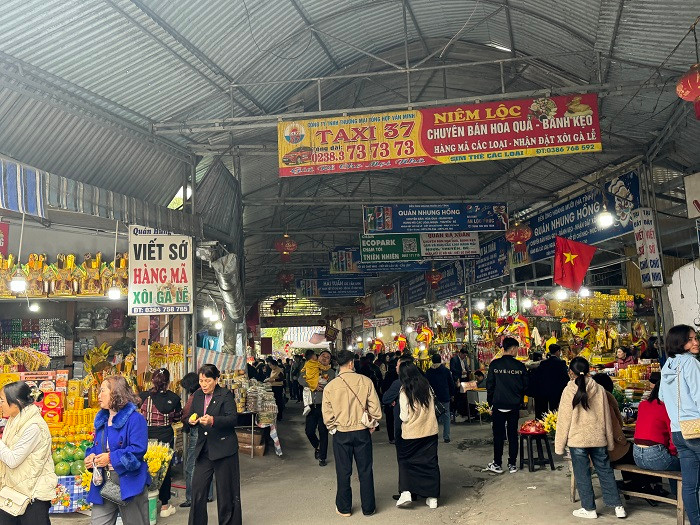 Den Cho Cui don hang nghin du khach dang le dau xuan