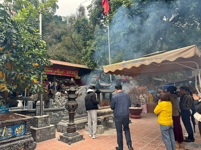 Den Cho Cui don hang nghin du khach dang le dau xuan-Hinh-6