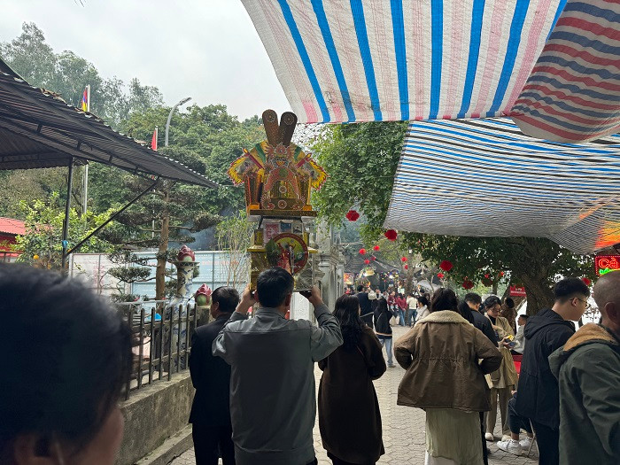 Den Cho Cui don hang nghin du khach dang le dau xuan-Hinh-4