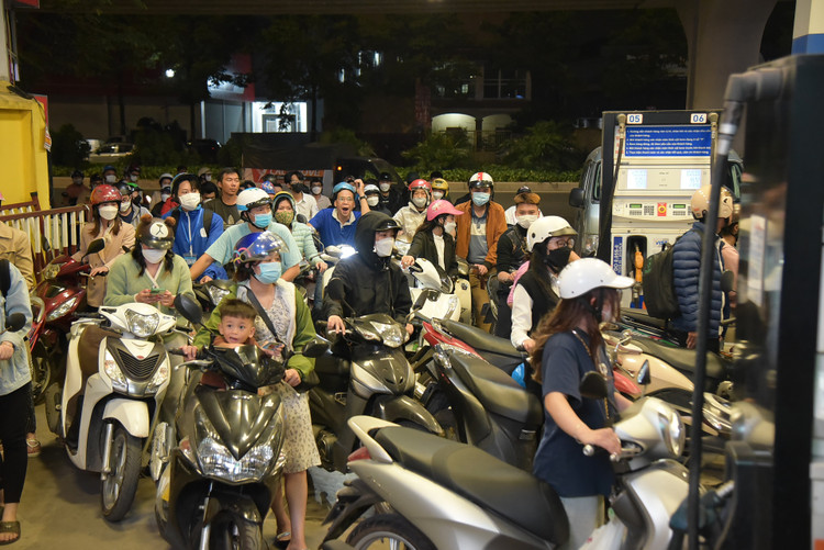 Thu tuong yeu cau Bo Cong Thuong giai quyet dut diem thieu xang dau cuc bo