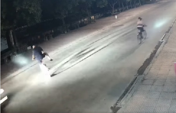 Dap xe the duc, nguoi dan ong o Hai Duong bi o to hat vang