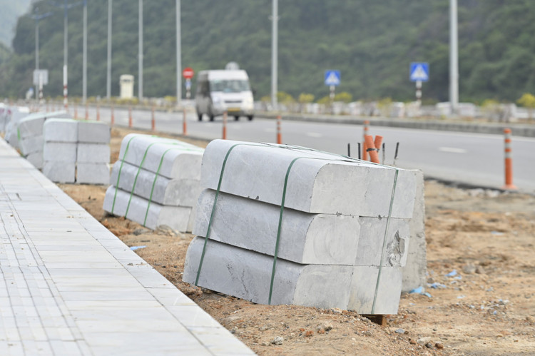 Tuyen duong bao bien Ha Long - Cam Pha chay dua voi Tet Quy Mao-Hinh-2